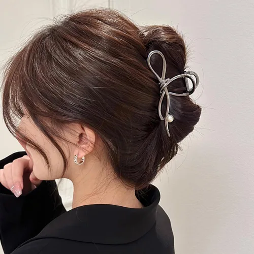 Vista 5 de Pinzas de metal grandes para el cabello con diseño de lazo negro y perlas blancas, pinzas antideslizantes para mujeres y niñas, agarre fuerte