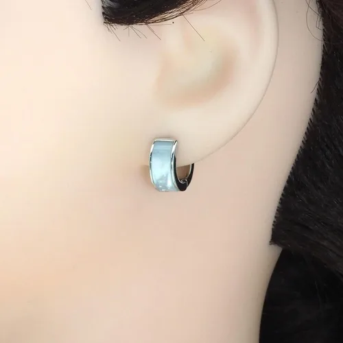 Vista 4 de Pendientes Huggie de oro y plata con nácar