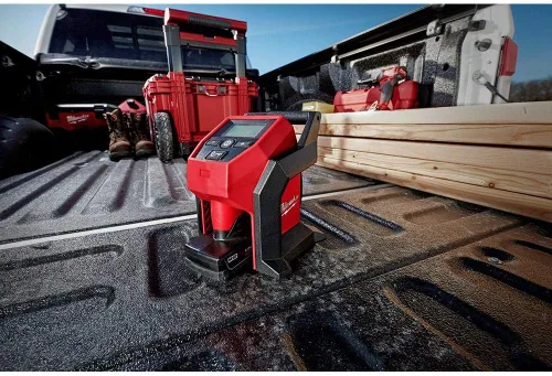 Vista 3 de Milwaukee Kit de inflador compacto inalámbrico de iones de litio M12 de 12 voltios con batería de 4.0 Ah y cargador