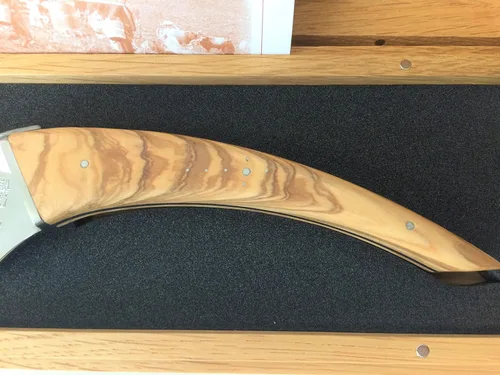 Vista 4 de Laguiole en Aubrac Cuchillo de queso hecho a mano 'Le Buron' KMF99OLI/LZB1 Mango de madera de olivo