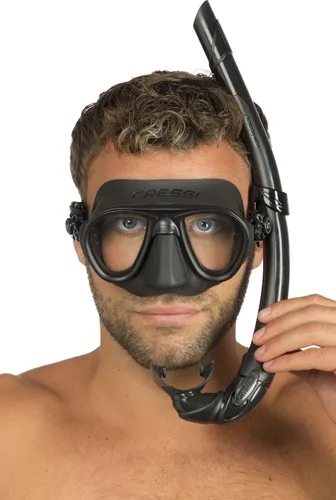 Vista 7 de Cressi Máscara y esnórquel diseñados desde apnea y buceo - Sistema antivaho y máscara de bajo volumen - Snorkel flexible y plegable - Calibro