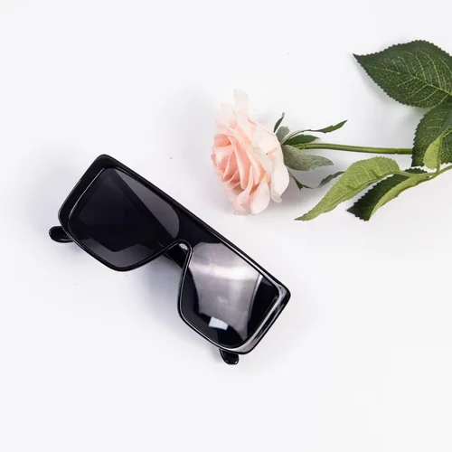 Vista 4 de Gafas de sol envolventes para hombre y mujer que se ajustan sobre los anteojos protectores laterales divertidos tonos cuadrados de diseño y2k