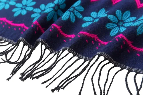 Vista 9 de Poncho con flecos, con estampado vintage, estilo retro, a la moda, para mujer. Capa, chal.