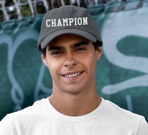 Vista 6 de Gorra de béisbol de tamaño ajustable personalizable con texto bordado