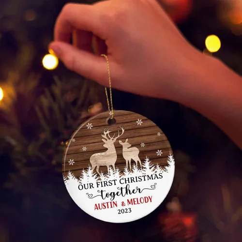 Vista 5 de Adorno de cerámica Our First Christmas Together, adorno de Navidad 2025 personalizado con nombre y fecha, renos para colgar en cerámica, regalo