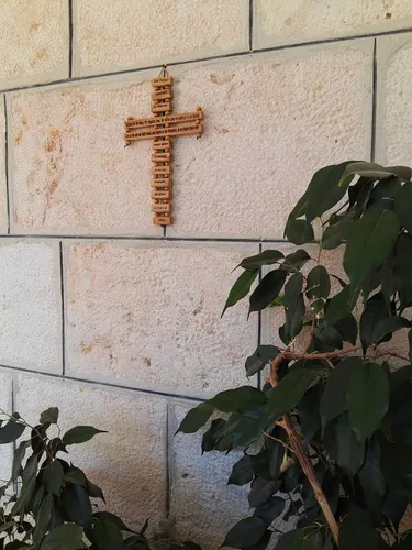 Vista 2 de Cruz grande de madera de olivo para decoración de pared (9 pulgadas) con oración del Señor (Oración de nuestro padre) en inglés de Belén Tierra Santa