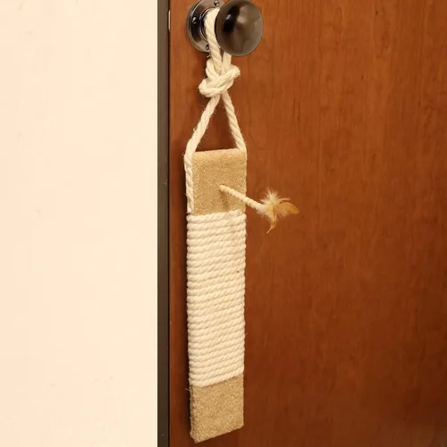 Vista 4 de Ware Manufacturing Poste de suspensión de puerta con superficie de arañazos de gatito, 19 pulgadas