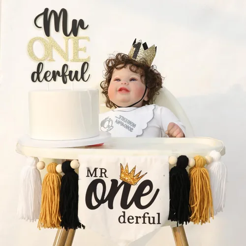 Vista 7 de Cartel para silla alta con texto en inglés «Mr Onederful» de primer Negro Blanco