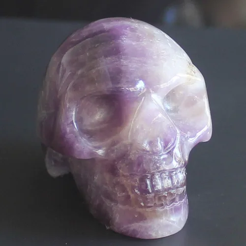 Vista 3 de Figura de calavera de cristal tallada a mano de 2 pulgadas para decoración del hogar (amatista)