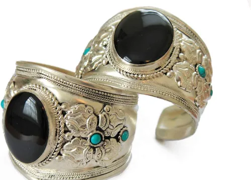 Vista 2 de Pulsera ajustable de acero inoxidable chapado en argencio de ónix negro Joyería bohemia de Nepal, Piedra, Ónix