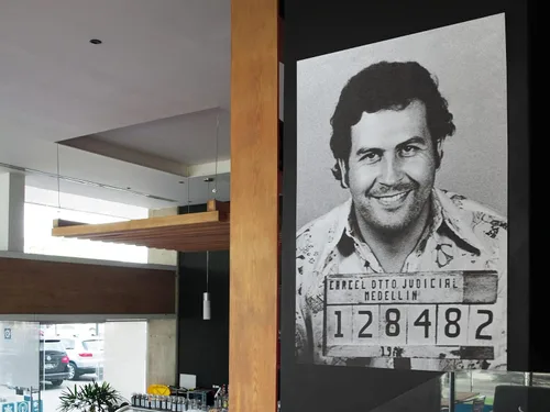 Vista 8 de Póster de Pablo Escobar de Mugshot El Patrón, famosos Narcos de Medellín, Cartel de Medellín, 12 x 18 pulgadas