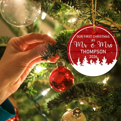 Vista 3 de Adorno personalizable con texto en inglés «Our First Christmas As Mr. & Mrs. 2026», adorno personalizado para el Sr. y la Sra. Nombre, primera