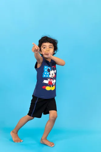 Vista 2 de Disney Camiseta sin mangas de Mickey Mouse y pantalones cortos de malla para niños pequeños