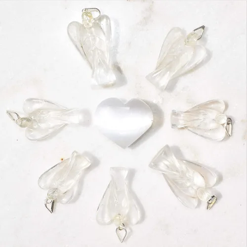 Vista 3 de Zenergy Gems Colgante de ángel de cristal natural tallado a mano con selenita cargado + cargador de corazón hinchado de bolsillo de selenita