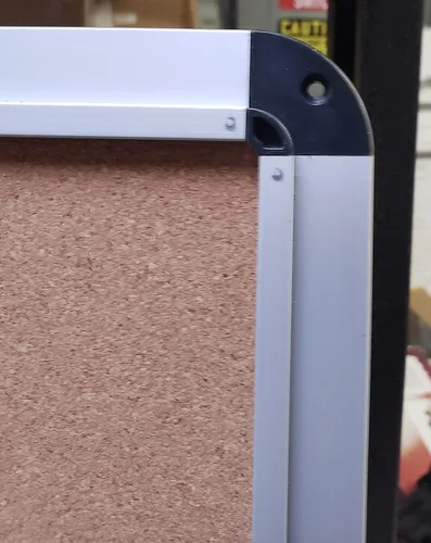 Vista 4 de Tablón de anuncios de corcho para uso en interiores con puerta de bloqueo (8.5 x 14), marco plateado para tablón de anuncios con llave