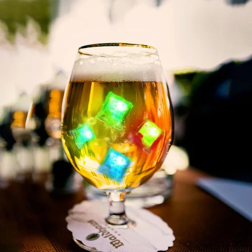Vista 5 de ENUOLI Cubos de hielo iluminados para bebidas, 12 PCS Cubos de hielo de acrílico LED impermeables intermitentes multicolor brillantes reutilizables