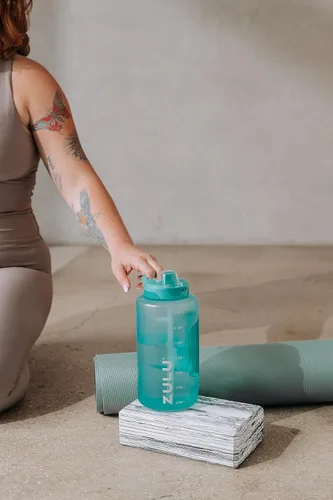 Vista 8 de Goals - Botella de agua de medio galón con pajita