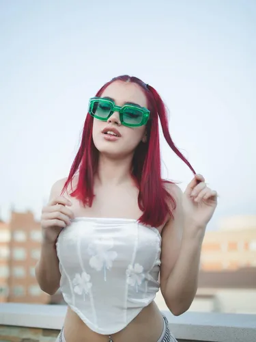 Vista 2 de VANLINKER Gafas de sol cuadradas de polígono vintage para mujer, marco futurista moderno Y2K, elegante protección UV400, Sunnies VL9726