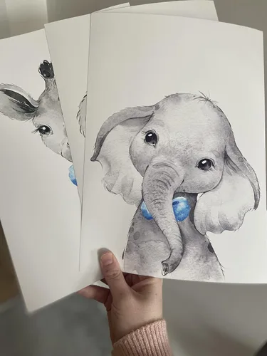 Vista 2 de Safari Animals - Juego de 3 impresiones artísticas de pared sin marco, carteles de animales grises con pajarita azul, elefante jirafa león, póster
