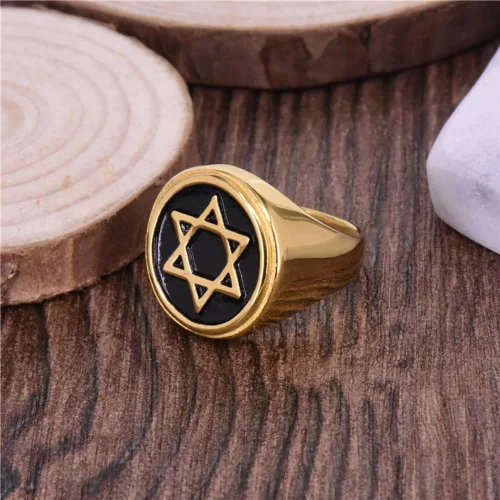 Vista 2 de JAJAFOOK Anillo hexagonal de seis puntas con incrustaciones de estrella judía de David para hombre, tono dorado High Polished Smooth Inner Band.