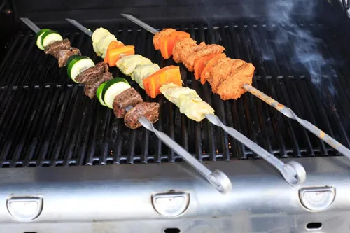Vista 4 de Shish Kabob - Pinchos de kebab, de acero inoxidable de 17.7 pulgadas, reutilizables, palitos planos para barbacoa, para carne, pollo, camarones
