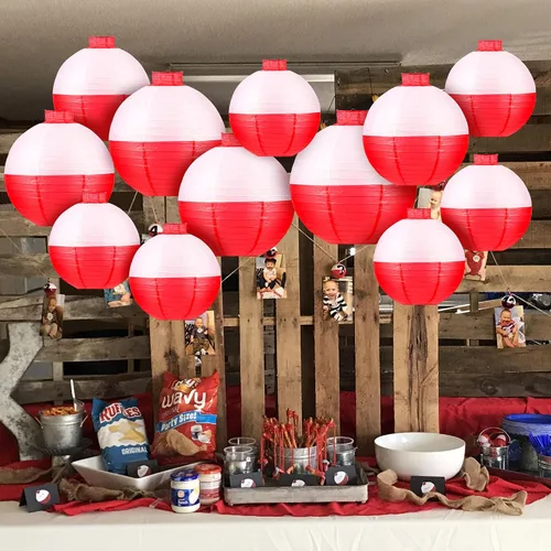 Vista 4 de Faroles de papel de pesca Bobber redondos, 12 linternas de papel colgantes rojas y blancas para pescadores, suministros de decoración de fiestas