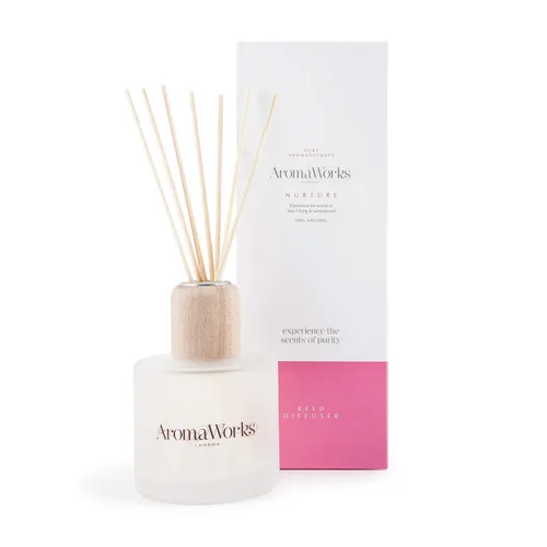 Vista 9 de AromaWorks London Nurture Vela de cera de soja – May Chang, aroma de manzanilla romana y sándalo – Calma, desestresante y sueño – Natural, vegano