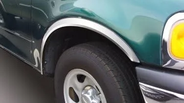 Vista 2 de QMI 605007S-Moldura de guardabarros compatible con Nissan Frontier con protectores contra salpicaduras de acero inoxidable pulido de 2 pulgadas