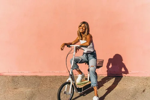 Vista 2 de EcoSmart Metro Scooter eléctrico – Asiento acolchado, cubierta ancha de bambú, neumáticos llenos de aire de 16 pulgadas, motor de alto par de 500 W