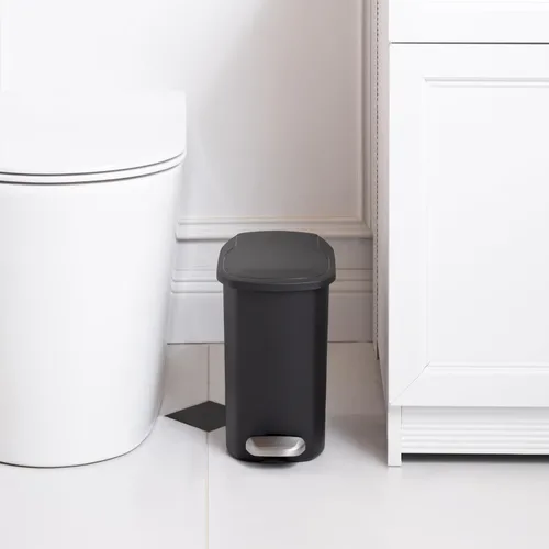 Vista 8 de Amazon Basics Basurero de plástico compacto para baño con tapa de cierre suave, pedal manos libres, cubo interior extraíble, 6 litros/1.6 galones