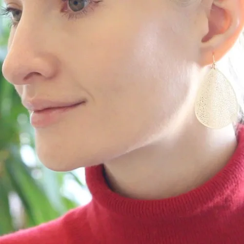 Vista 8 de Humble Chic Aretes colgantes de lágrima para mujer, en tono dorado, rosa o plateado, delicados aretes de filigrana, Metal, No es una piedra preciosa