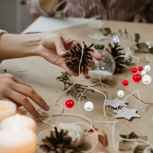Vista 4 de LIOOBO Perlas de relleno de jarrón de Navidad: cuentas para decoración de jarrones, cuentas rojas y cuentas blancas para centros de mesa, 500