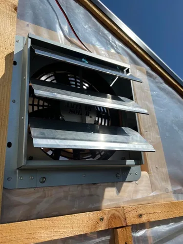 Vista 8 de Ventilador para el ático, panel solar, aspas de alta eficiencia, Amtrak Solar.