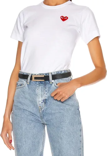 Vista 440 de Cinturón de cuero clásico con hebilla de metal para mujer con vestido de jeans
