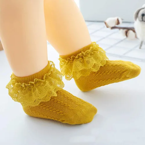 Vista 3 de Colorful Childhood Calcetines de encaje con volantes y ojales para bebés y niñas pequeñas, calcetines cortos de doble encaje para recién nacidosbebés