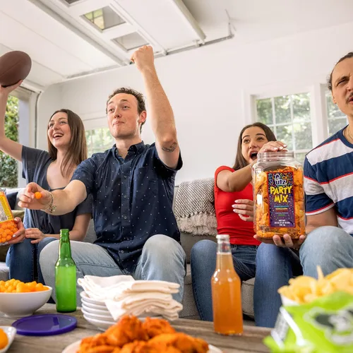 Vista 8 de Utz - Mix para fiestas en barril de 737,1 g (26 onzas). La sabrosa mezcla de picadillos incluye tortillas de maíz, tortillas de nachos, pretzels