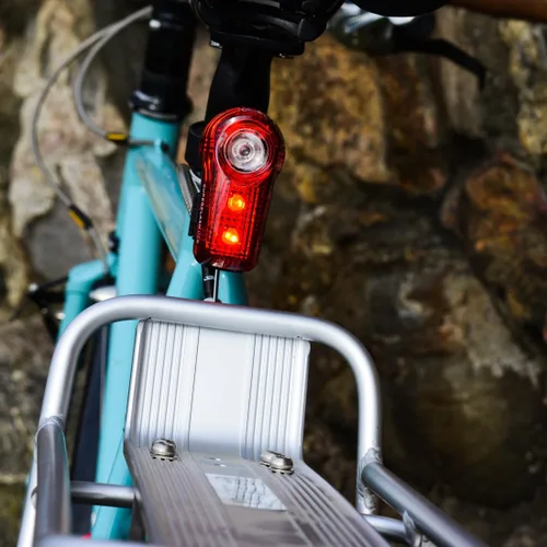 Vista 5 de Planet Bike Luz trasera de bicicleta USB Superflash