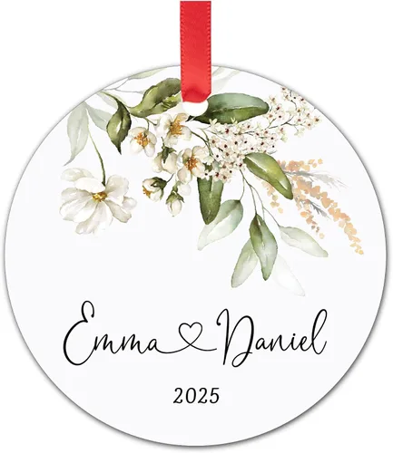 Vista 16 de Yippee Daisy Adorno de campamento personalizado – 10º aniversario para él y ella – 10 años casados juntos – Adorno de Navidad para parejas – 2025