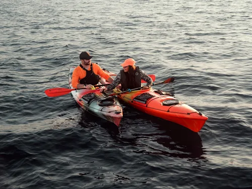 Vista 7 de Wilderness Systems Tsunami 125 - Kayak de turismo sentado dentro - Múltiples opciones de almacenamiento - 12.6 pies