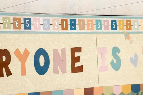 Vista 3 de Teacher Created Resources Everyone is Welcome - Letras divertidas de 7 pulgadas (TCR70101)