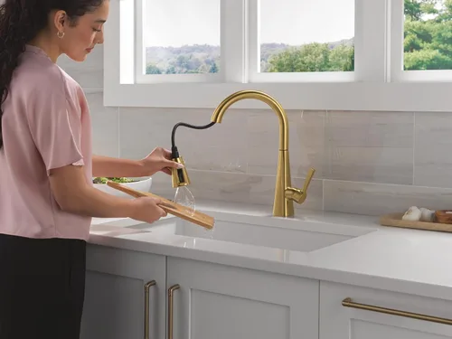 Vista 2 de Delta Lenta - Grifo de cocina dorado cepillado con rociador extraíble, moderno grifo de fregadero de cocina de un solo agujero, mango único, oro Oro