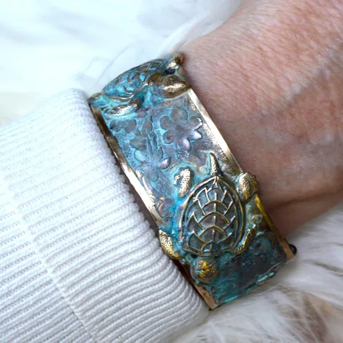 Vista 7 de Pulsera de tobillo de tortuga marina clásica de colección de Elaine Coyne con puño de pátina