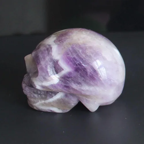 Vista 4 de Figura de calavera de cristal tallada a mano de 2 pulgadas para decoración del hogar (amatista)