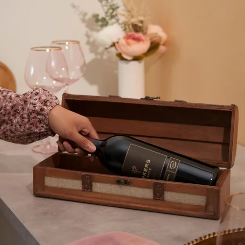 Vista 6 de Twine Caja de regalo vintage para botella de vino, caja de vino de madera con tapa y asa, madera, piel sintética, latón, tela, capacidad para 1