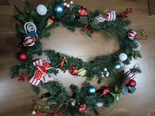 Vista 5 de Valery Madelyn Guirnalda de Navidad preiluminada de 9 pies con luces para manto, guirnalda de Navidad iluminada al aire libre con bolas y lazos