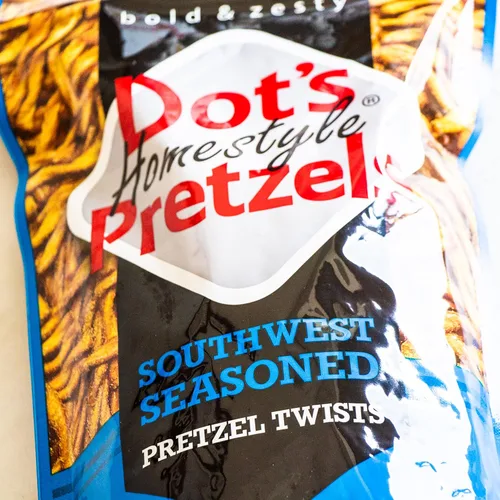 Vista 3 de Dot's - Puntos de pretzel de canela y azúcar Twists, palitos de pretzel sazonado del suroeste de Dot's - 2 bolsas de 16 onzas