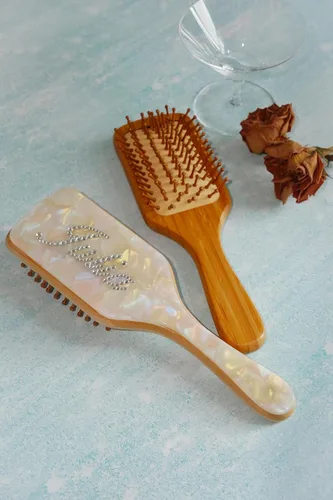 Vista 5 de Cepillo de pelo de paleta de bambú, grueso, cerdas de bambú, cepillo desenredante para masajear el cuero cabelludo, mujeres, blanco concha