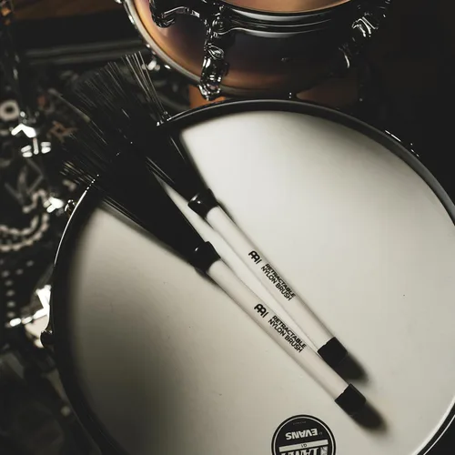 Vista 9 de Brocha clásica para cajón con mango de vinilo flexible Meinl Percussion CB1 14, 1/4", par (video)