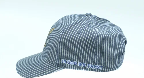 Vista 5 de Gorra patriótica de camionerotren de Pinnacle Awards con escudo de águila estadounidense bordado en la parte delantera en GOD WE Trust en el lado