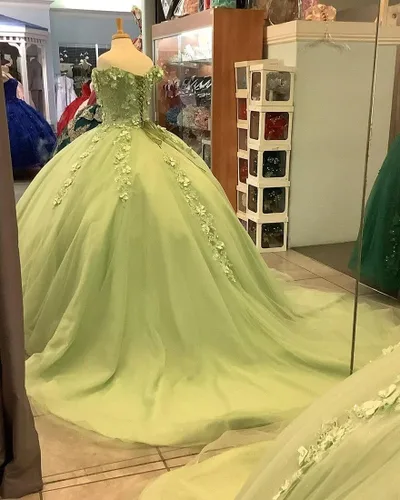 Vista 3 de TRHTX Vestidos de quinceañera de encaje, vestido de bola hinchado con hombros descubiertos, vestidos de baile de graduación, flores florales dulces